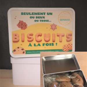 photo de la boite en fer avec des biscuit a l'intérieur