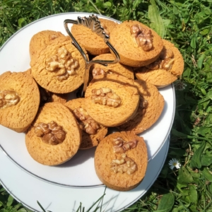 des Sablé noix & miel sur une assiéte de service au millieu de l'herbe