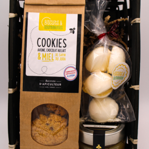 coffret miel montrant un paquet de cookies, des meringues et un pot de miel dans un panier